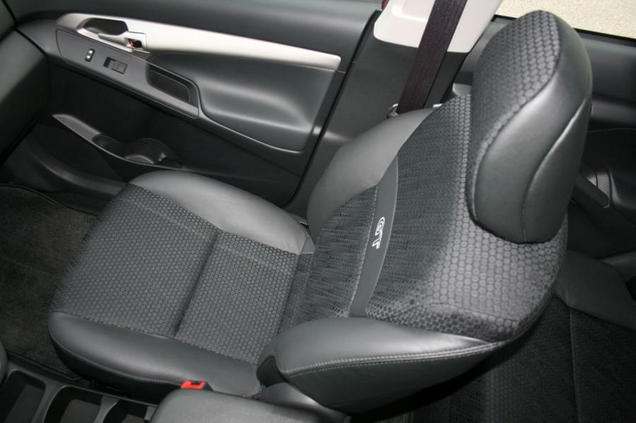 Интерьер Pontiac Vibe GT 2009 года  (фото 28 из 42)